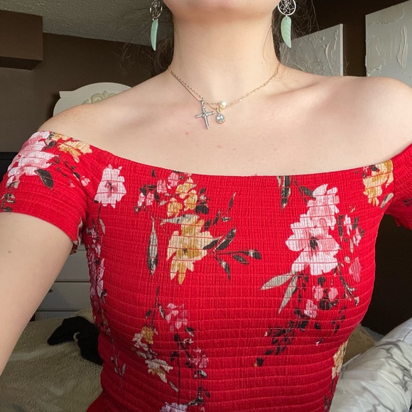 RED OFF SHOULDER TOP - Picture 2 of 3